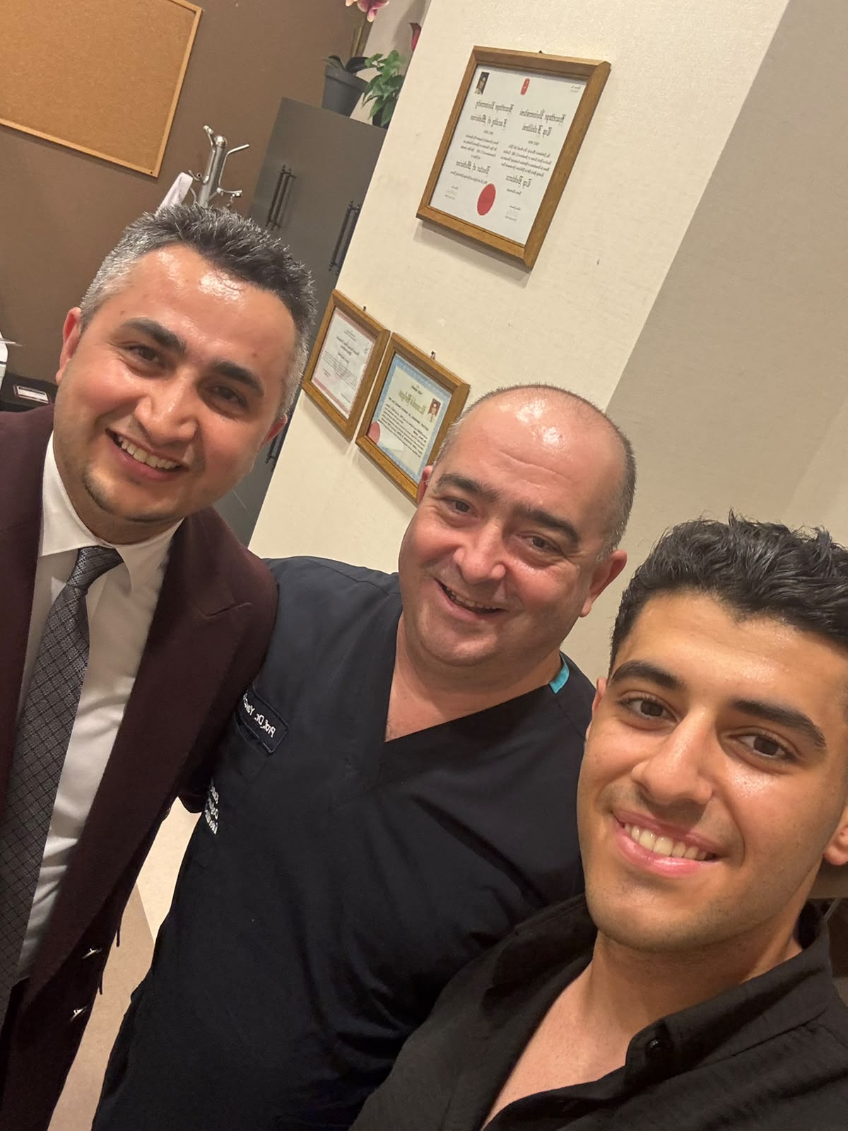Klinik satış ekibi CRM üzerinde çalışırken — aynı lead'lerden daha fazla randevu